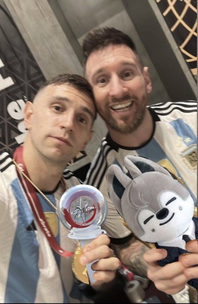 hyvngirl's tweet image. ale kim consiguió info de LO QUE PASÓ, nosotras nos estamos moviendo PARA QUE PASE, ASÍ Q A NO DECAER Q HAY QUE SEGUIR, YA LOGRAMOS MUCHO, NO HAY QUE RENDIRNOS AHORA!!

#SKZenArgentina #ArgentinaDWT
@moveconcertsarg @dfallaccess @LiveNation @LiveNationLatin @jypnation @Stray_Kids