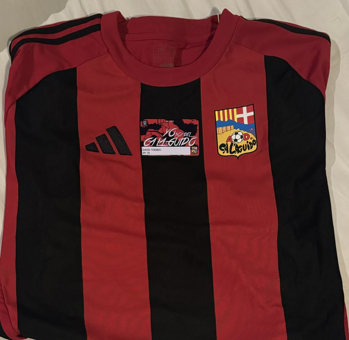 No importan los kilómetros y la distancia cuando llevas ese escudo en el corazón, hoy en la distancia, quien sabe si un día en el fin del mundo, pero ese escudo siempre en mi corazón <a href="/calaguido/">AD Ca La Guidó</a> ❤️🖤