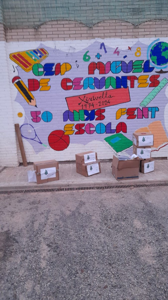 Felicitaciones de Navidad con corazón:
La Asociación de los Premios de tarjetas de Navidad Jesús Medrano  entrega material escolar al alumnado del CEIP Miguel Cervantes, de Xirivella, para que puedan dibujar sus postales navideñas.