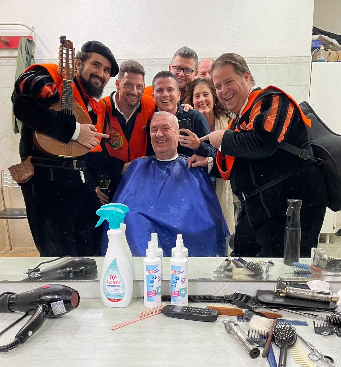 Que estés en la peluquería y pase la tuna a cantarte mientras te estás pelando no tiene precio. 😉 y como canta Insurrección…  “Me corto el pelo una y otra vez….🎼🎵. 😂😂😂#tunaeconomicasdemurcia #tunamurcia #Tuna
#MúsicaUniversitaria #Tradiciones
# Alegría
#Amigos