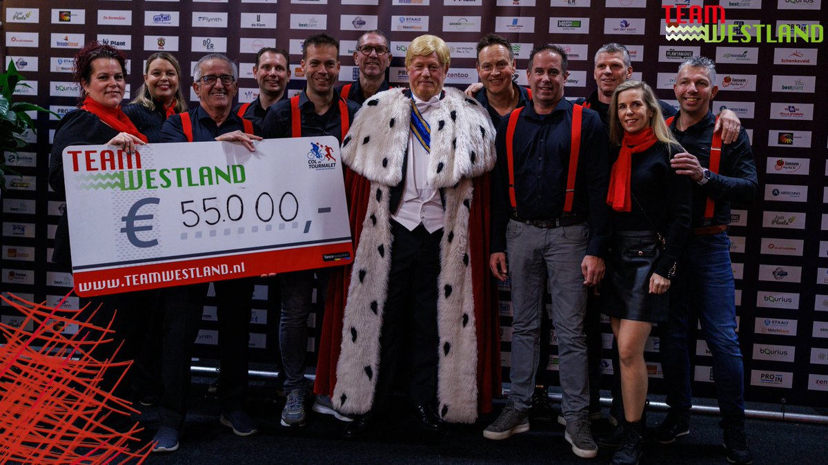 Afgelopen weekend zijn er 2 uitverkochte Royal Charity Quiz avonden georganiseerd door elf Team Westland 2025 deelnemers!

Met een presenterende koning, muziek, gezelligheid en uiteraard kennis voor de quizvragen, brachten deze avonden maar liefst een bedrag van €55.000,- op!