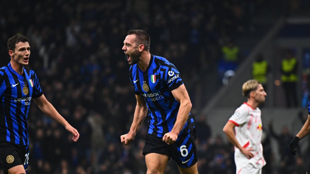 onorioferraro's tweet photo. ๐ Con lโautogol incassato nel primo tempo, il Lipsia non riesce piรน a riprendersi. LโInter vince 1-0 a San Siro e in attesa del Monaco si porta primo in classifica. Unico neo negativo: lโinfortunio muscolare di Pavard. โซ๏ธ๐ต #InterLeipzig (foto/Inter) https://t.co/QK6ax81wpq
