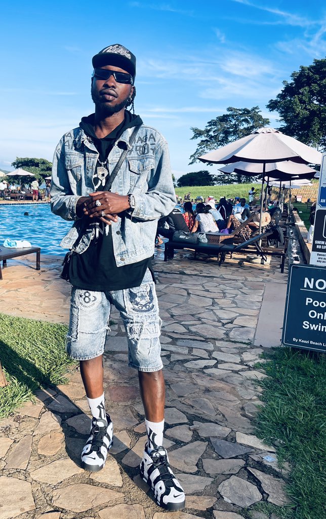 DirWoja60635's tweet photo. I have 2 songs that are ready to be dropped this December, 
1. Kalam Zede ft Filter Bob
2.  Num mafi (No sleep)

Which one are you most ready for so I can drop it ?? https://t.co/twGSJDj9tT