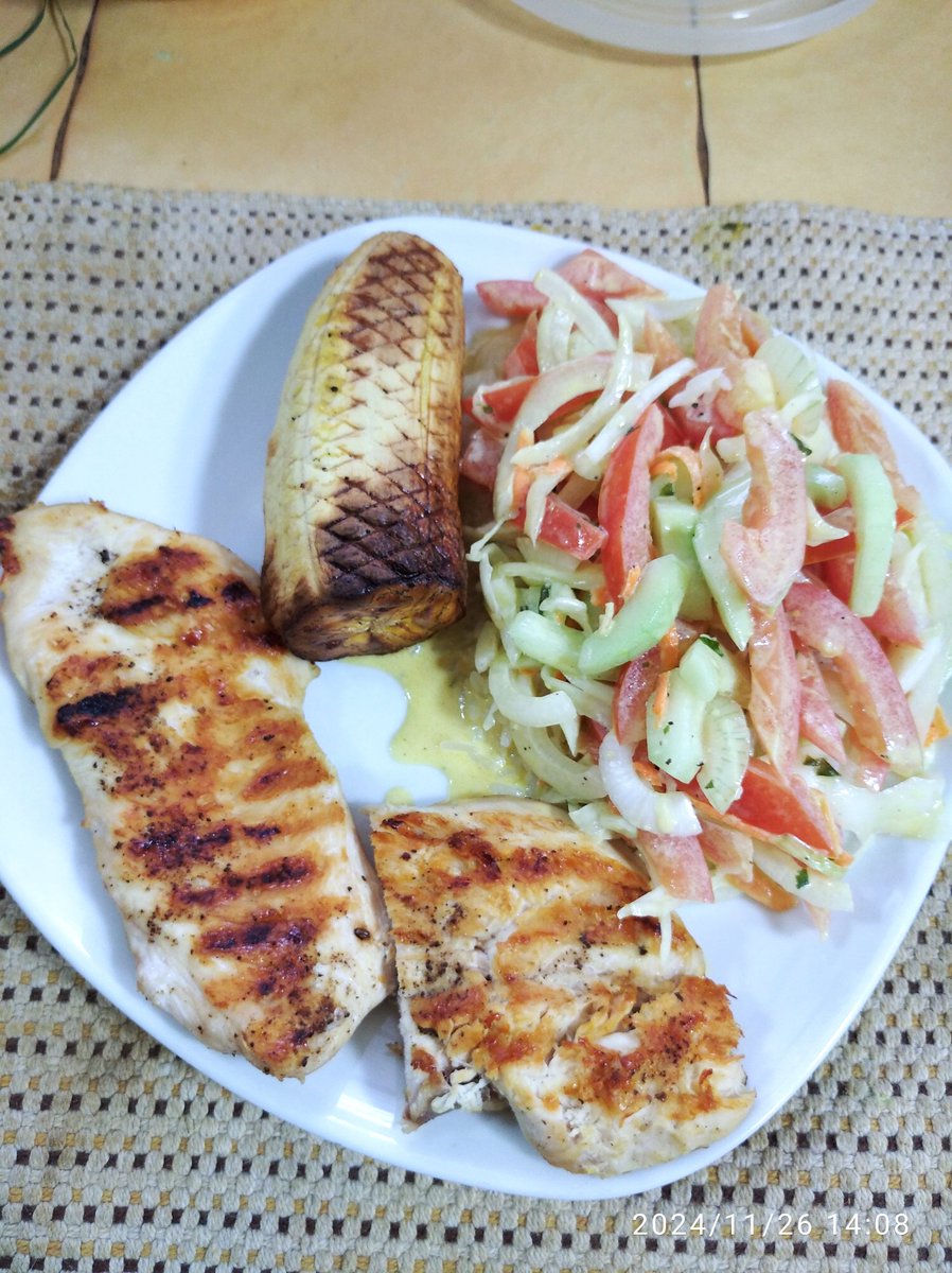 OdetteGomez61's tweet photo. Buen apetito 😋 mis 💙 Azulejos 💙 hermosos 😋 hoy tocó pechuga 🐔 a la plancha, ensalada fresca y plátano 🍌 cocido en la freidora de aire #AquíSeComeSaludable 
#ComidaSaludable 
#AlimentaciónSana 
#SinHarinas #SinAzúcar #SinGrasas #Proteínas #Vegetales #Frutas #BajandoCalorías https://t.co/jVcaWygDeF