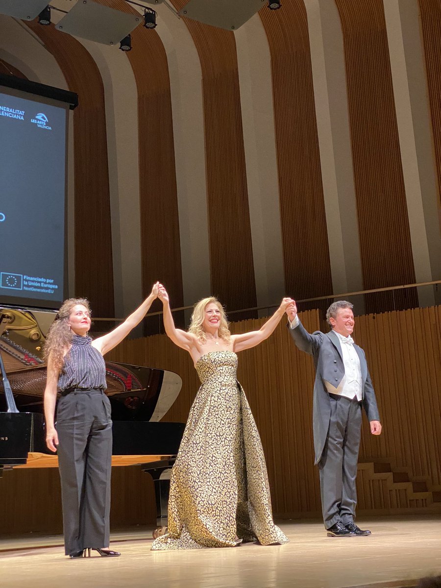 Isabel Blasco (@isabelblasco1) on Twitter photo Meravella en <a href="/LesArtsValencia/">Les Arts, València</a> amb <a href="/SondraRadvan/">Sondra Radvanovsky</a> i Piotr Beczala. Com ha dit ella, al menys un parèntesis entre tanta barbaritat Meravella en <a href="/LesArtsValencia/">Les Arts, València</a> amb <a href="/SondraRadvan/">Sondra Radvanovsky</a> i Piotr Beczala. Com ha dit ella, al menys un parèntesis entre tanta barbaritat