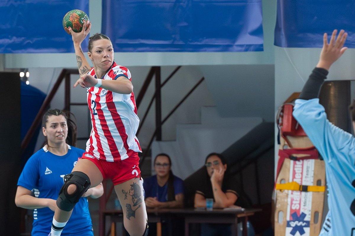 cpyhandball's tweet photo. Debut con victoria!

AHORA | La Selección Nacional Femenina de Mayores, acaba de conseguir una gran victoria ante Chile, en su estreno en el Torneo Sur Centro SCA, Río de Janeiro 2024. 

𝗠𝗮𝗿𝗰𝗮𝗱𝗼𝗿 𝗳𝗶𝗻𝗮𝗹: 28 a 21.

#VamosParaguay https://t.co/7eguYzyTQ1