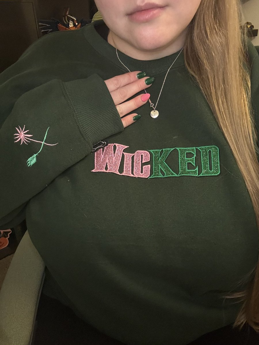 sparkly_serpent's tweet image. holding space for her today 💚🩷