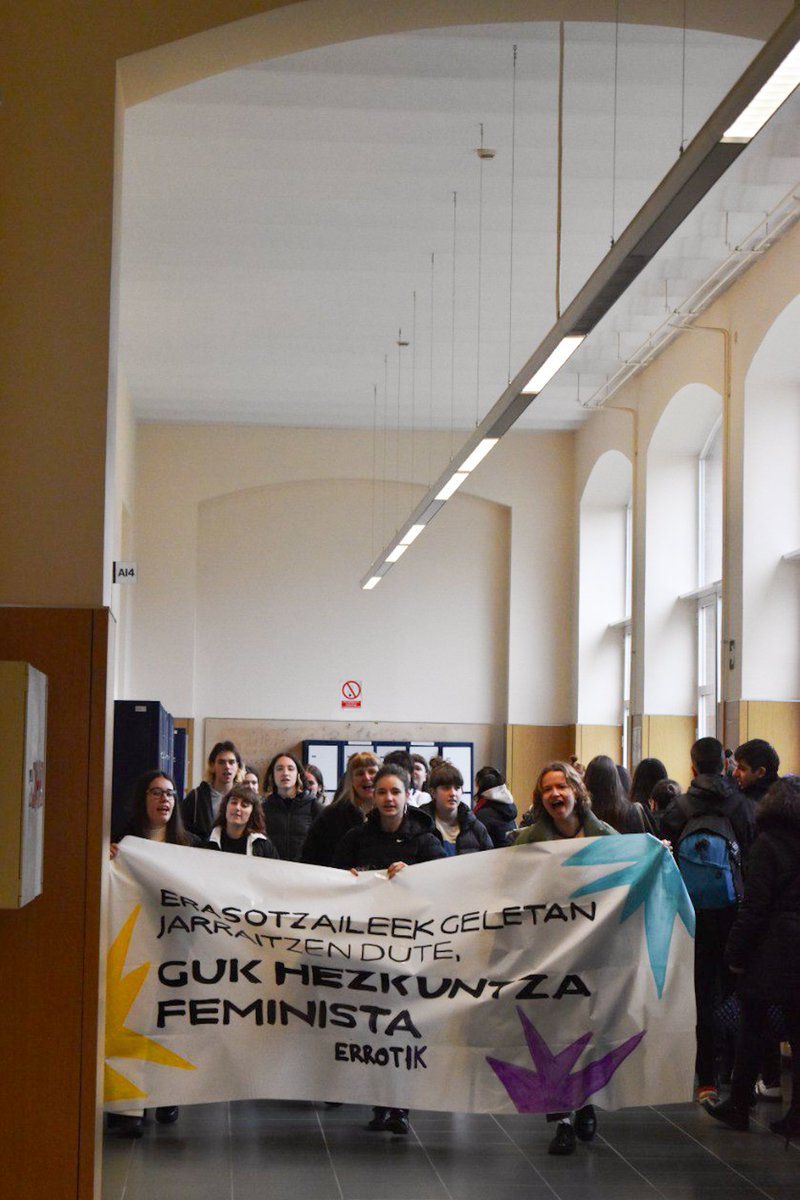 errotikgasteiz's tweet photo. Atzo ikasle feminstok unibertsitateak hartu genituen!!
💥💥💥💥💥
Egungo unibertsitateak sistema zis-hetero-patriarkal kapitalista erreproduzitzen jarraitzen du, honen sostengurako funtsezko aparatu, eta hegemonia patriarkala finkatzeko funtzioa betetzen duelarik. https://t.co/C4Sdvpo2ta