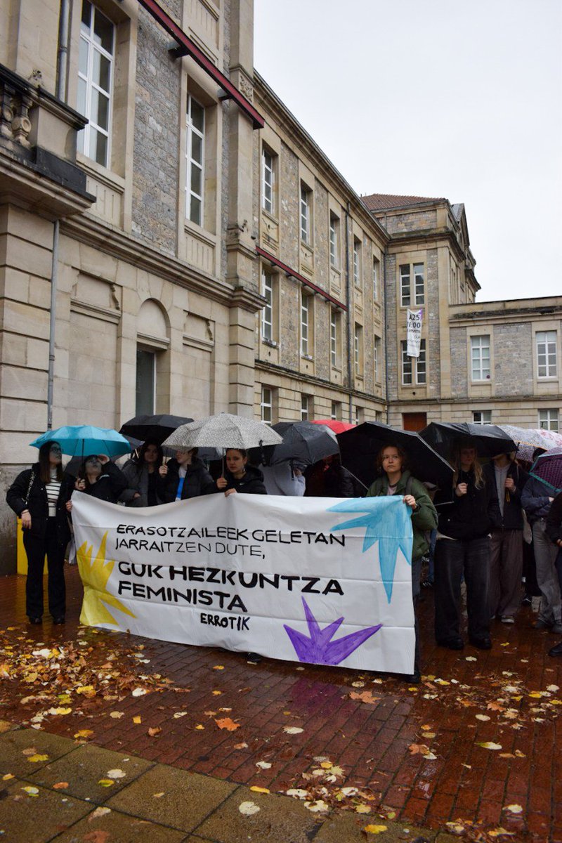 errotikgasteiz's tweet photo. Atzo ikasle feminstok unibertsitateak hartu genituen!!
💥💥💥💥💥
Egungo unibertsitateak sistema zis-hetero-patriarkal kapitalista erreproduzitzen jarraitzen du, honen sostengurako funtsezko aparatu, eta hegemonia patriarkala finkatzeko funtzioa betetzen duelarik. https://t.co/C4Sdvpo2ta