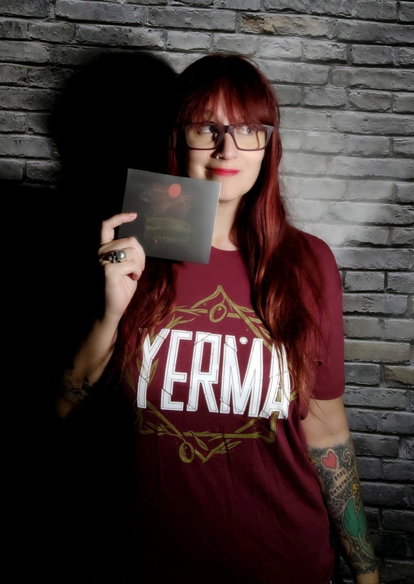 Me llegó el disco de <a href="/YermaPost/">Yerma ۞ Post rock litoral</a> donde tenemos a súper <a href="/tropozoo/">El tito Tropo se ha mudado a blueski</a> de bajista 🥳 con cami chula, chapa y pegatina 🖤