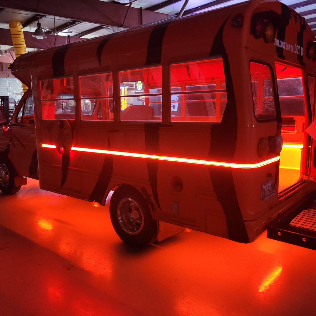 BoogeyLights's tweet photo. 1989 E-350 @bengals Bus w/ #BOOGEYLIGHTS 
This entire system is operating on our Dual-Zone Controller and features our Multi-Color + Amber (RGBA) #LEDs 🌞
Give us a call and get #LIT🔥 today: 800 847 1359
🇺🇸: #boogeylights https://t.co/tZsecoiOuH