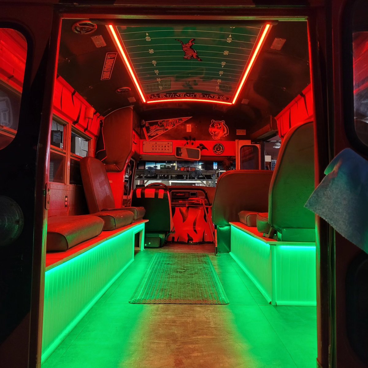 BoogeyLights's tweet photo. 1989 E-350 @bengals Bus w/ #BOOGEYLIGHTS 
This entire system is operating on our Dual-Zone Controller and features our Multi-Color + Amber (RGBA) #LEDs 🌞
Give us a call and get #LIT🔥 today: 800 847 1359
🇺🇸: #boogeylights https://t.co/tZsecoiOuH
