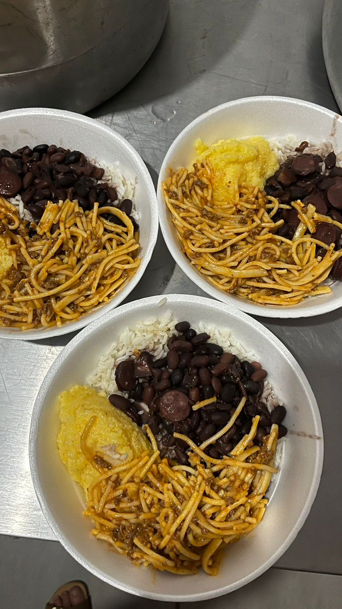 do_voltaire's tweet photo. Porto Alegre, segunda-feira 25 de Novembro de 2024.

114 jantas cheirosas, coloridas e deliciosas para pessoas em situação de rua e vulnerabilidade social, também para trabalhadoras precarizadas e exaustas. 
Insegurança Alimentar é você não saber quando será a sua próxima . https://t.co/MLfAbhQF11