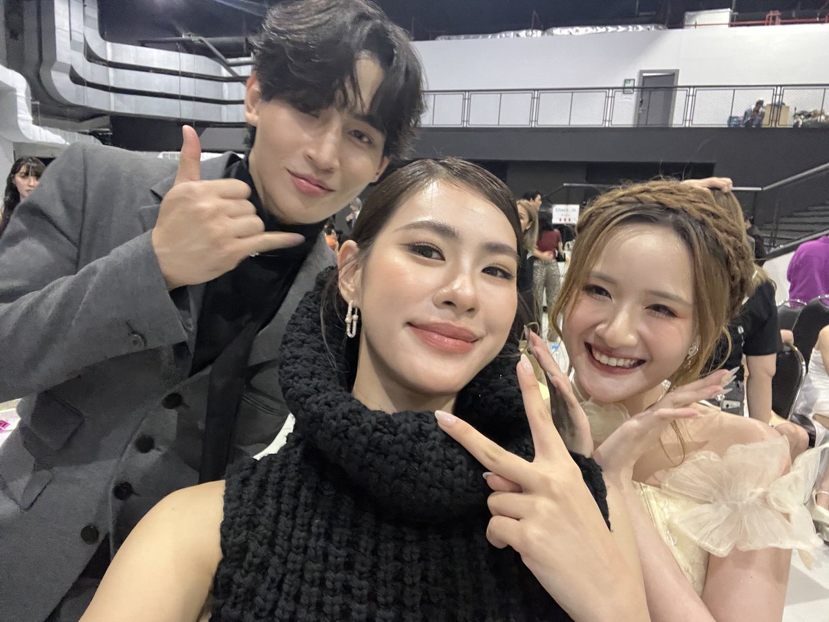 MariposaJourney's tweet photo. How happy I am to see Ohm interacting with his colleagues.
#OhmThitiwat #โอห์มไง
#RomanticBlue
#609bedtimehistory
#statequarantine https://t.co/VIs19qEzvl