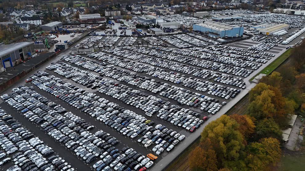 MyLordBebo's tweet image. 🇩🇪 Thousands of new cars are rusting in a parking lot in Germany, no one is buying them anymore.
In the German city of Essen, about 6,000 new cars have filled a parking lot due to high prices and problems with the infrastructure for electric cars.
Among the abandoned cars are…