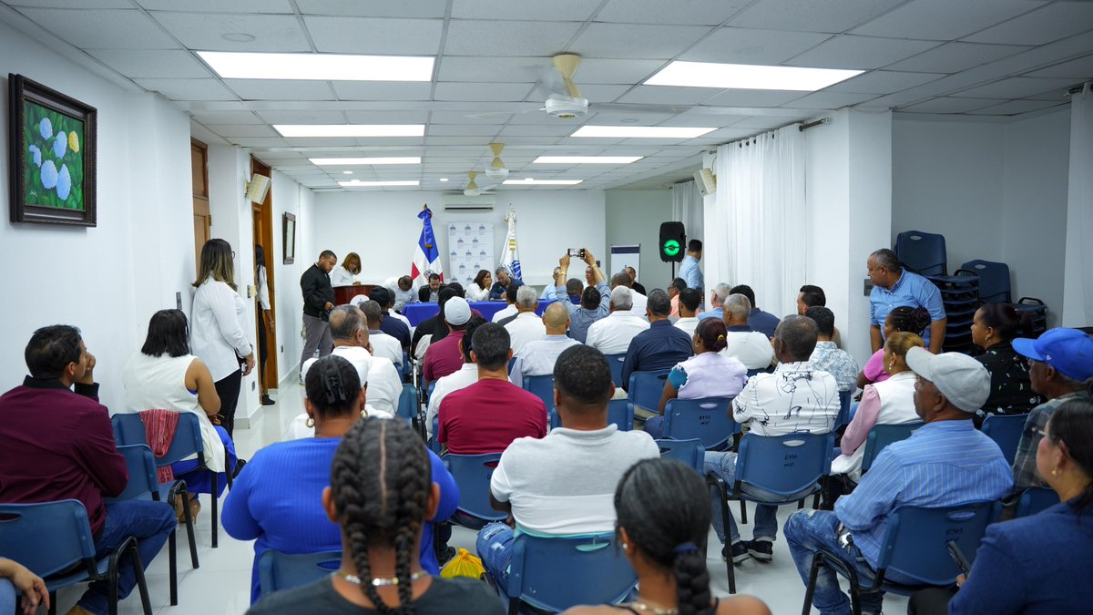 Feda_RD's tweet photo. 🗣️ Voces del campo y la acción gubernamental unidas para un futuro más próspero.
📍 Monseñor Nouel continúa siendo protagonista del cambio en la agropecuaria dominicana.

#FEDA #TransformaciónAgropecuaria #RutaDelCibao #MonseñorNouel #CompromisoConElCampo #AgroSostenibleRD 🌾🇩🇴 https://t.co/zuCXXqyFqA