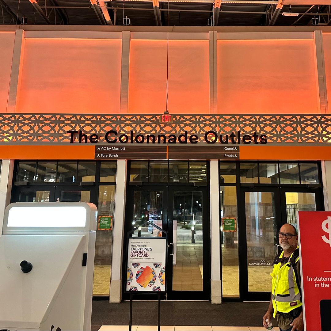 Everylite's tweet image. From vibrant greens to warm oranges and crisp whites, our Linear Pro Wall Washers lit up Colonnade Outlets with unmatched performance and durability. Ready to transform your space? Discover how Linear Pro can elevate your next project: buff.ly/3ZwnAK3 

#LED #WallWashers