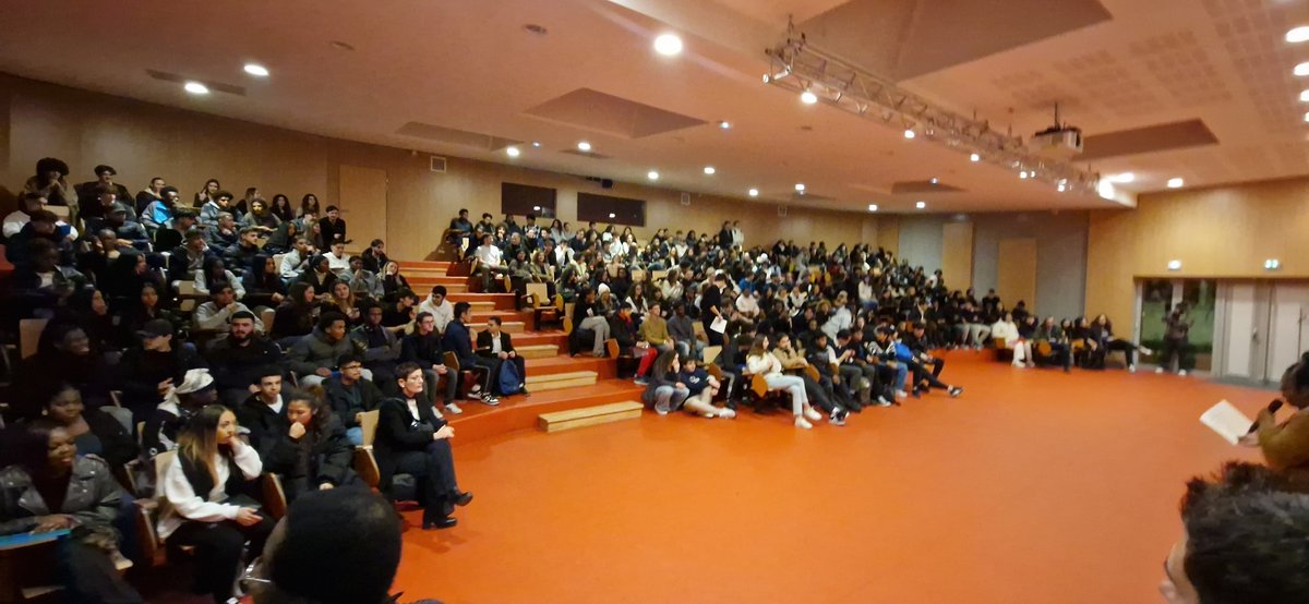 ju_ducros's tweet photo. Remise des diplômes du #bac au lycée #monod d'#enghien https://t.co/8XlJchYTuj