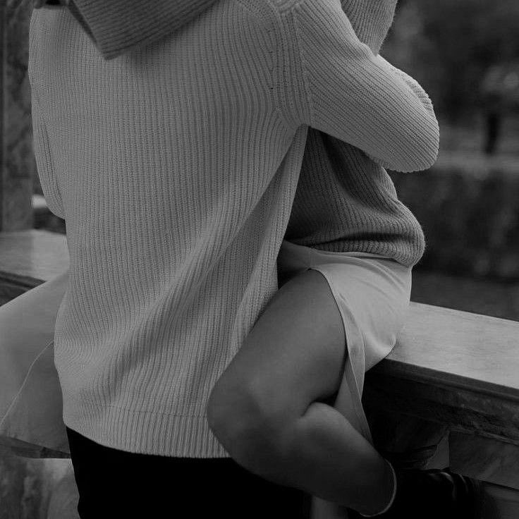 “La mia luna storta..
La premura..
Quel crepitio di sottofondo...
Tu la mia Anima….” 
#conparolemie
<a href="/i_pittore/">Enrico D'Agata</a> 

Buon pomeriggio anime 🖤….