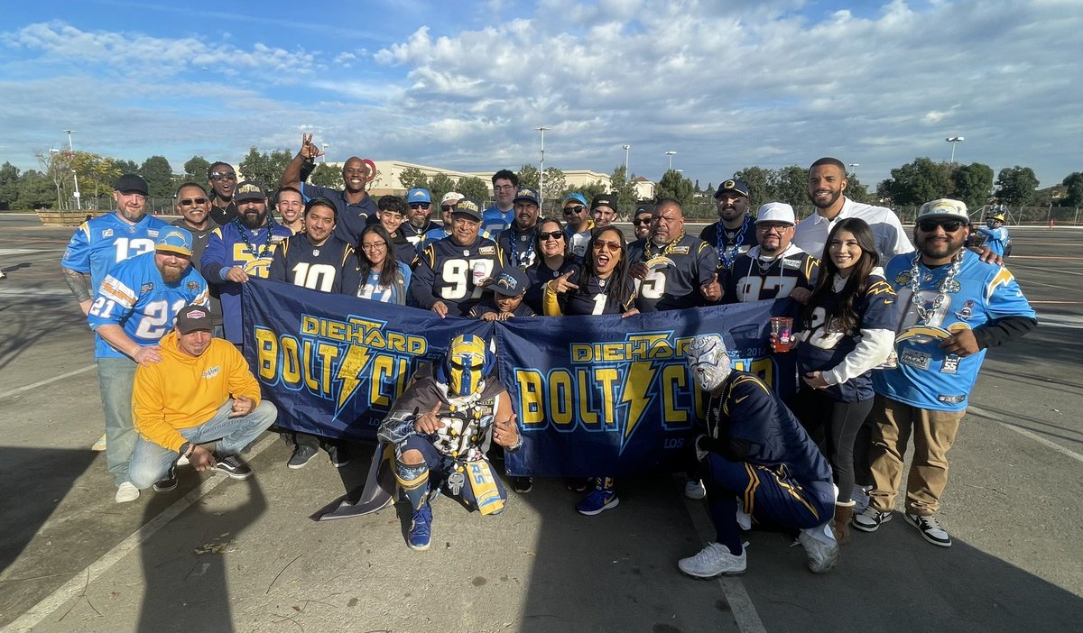 dhbclasouth's tweet photo. Thanks to @kassimosgood81, Legedu Naanee and the Lights Out crew for joining our chapter pic yesterday! Love how our chapter shows out for games. We are truly becoming a family! And thanks to the few friends who joined our pic, as well! https://t.co/8G97XexITL