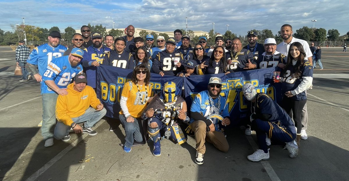 dhbclasouth's tweet photo. Thanks to @kassimosgood81, Legedu Naanee and the Lights Out crew for joining our chapter pic yesterday! Love how our chapter shows out for games. We are truly becoming a family! And thanks to the few friends who joined our pic, as well! https://t.co/8G97XexITL