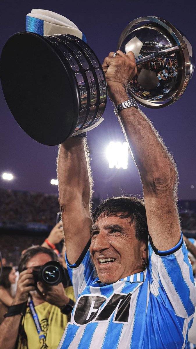“MILITO ME MANDÓ UN MENSAJE PARA AGRADECERME. Lo quiero mucho a Diego”.

🎙️ Gustavo Costas en <a href="/TyCSports/">TyC Sports</a>