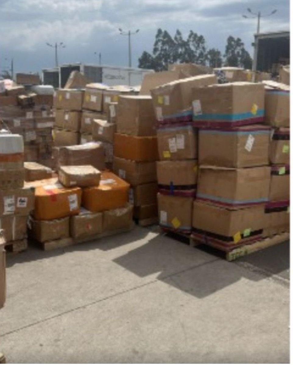 helenflorb's tweet photo. @DanielNoboaOk @Palencia3Monica @Polificcion
@christianzr
@SENAE_Aduana 
Aqui la aduana en el Aeropuerto de Quito. La mercadería a un aguacero de dañarse. Powerbanks y equipos de energía solar. Quien le hace quedar mal Sr. Presidente? Se inventaron aforo por  mercadería peligrosa https://t.co/EHzHzfpPEw