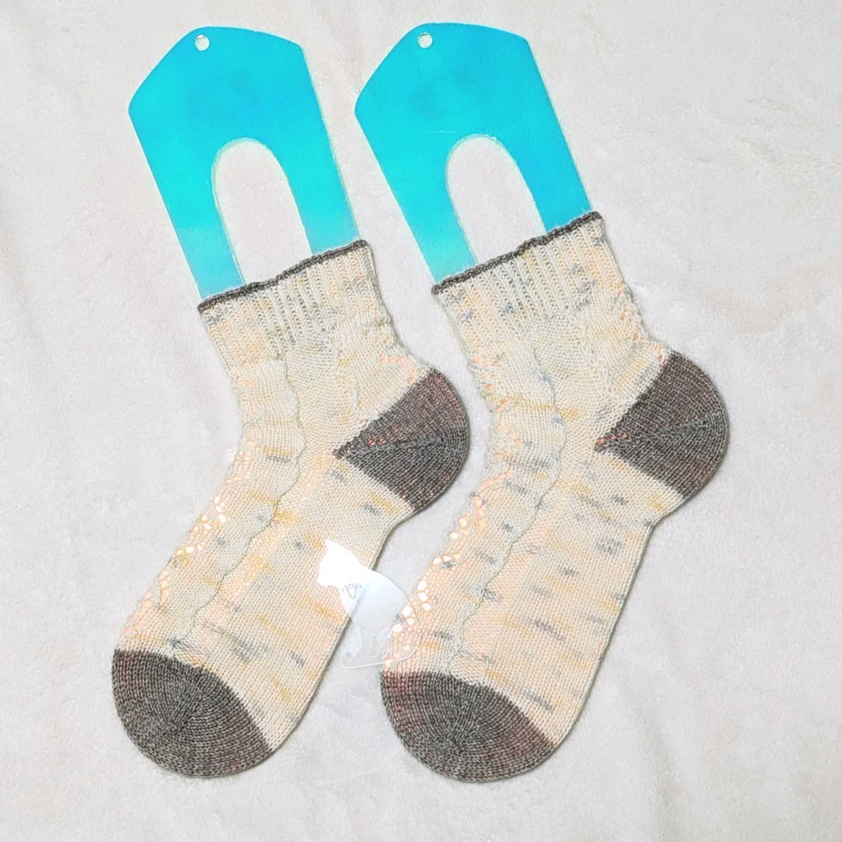 iZUMi_1208's tweet photo. Yuccaさんの編み図「アネモネ」というかわいい靴下を編みました🥰🧦
足首は前後に模様があって、履き口の色変えもかわいい❤🧦
糸の宝石箱さん(@ito8hoseki )のミケ&モカ🧶で編みました🥰
#AnemoneSocks #YuccaKnit
#糸の宝石箱 #手染め糸
#手編み靴下 https://t.co/rNrxmOwNfW