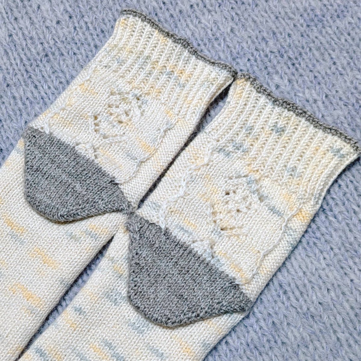 iZUMi_1208's tweet photo. Yuccaさんの編み図「アネモネ」というかわいい靴下を編みました🥰🧦
足首は前後に模様があって、履き口の色変えもかわいい❤🧦
糸の宝石箱さん(@ito8hoseki )のミケ&モカ🧶で編みました🥰
#AnemoneSocks #YuccaKnit
#糸の宝石箱 #手染め糸
#手編み靴下 https://t.co/rNrxmOwNfW