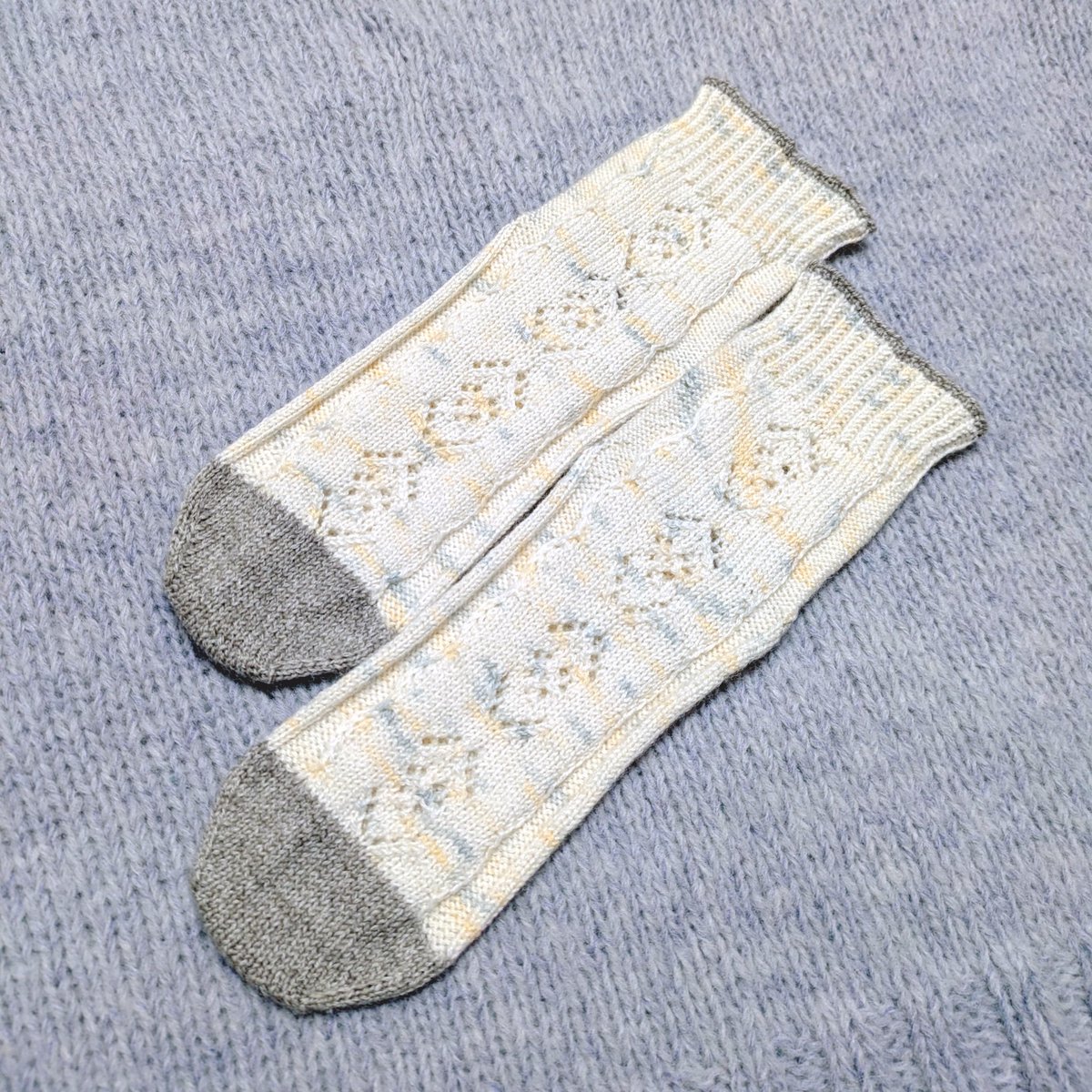 iZUMi_1208's tweet photo. Yuccaさんの編み図「アネモネ」というかわいい靴下を編みました🥰🧦
足首は前後に模様があって、履き口の色変えもかわいい❤🧦
糸の宝石箱さん(@ito8hoseki )のミケ&モカ🧶で編みました🥰
#AnemoneSocks #YuccaKnit
#糸の宝石箱 #手染め糸
#手編み靴下 https://t.co/rNrxmOwNfW