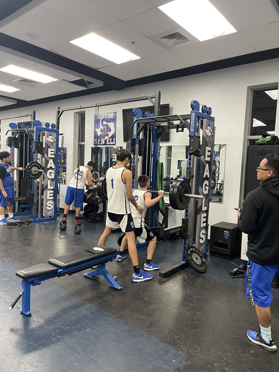 SE_EagleHoops's tweet photo. Although no game tonight for our Eagles, the grind continues! πͺπΌπ¦
π #BuildYourTarget @Agon9494 @Johnnytapia2005 @JeBarra22 @TroyEnriquezSE @SanEliAthletics https://t.co/f7iDS0KTwI