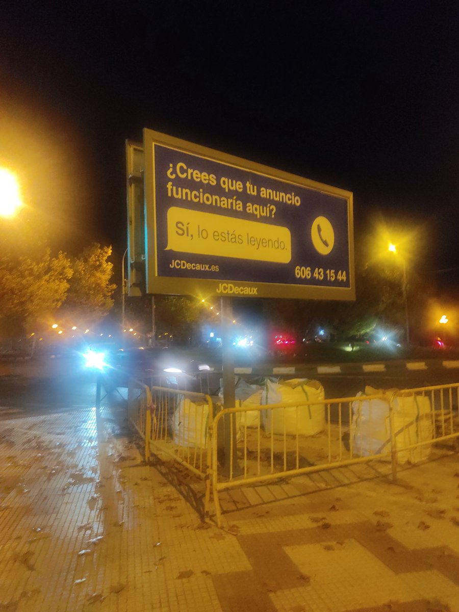 Sandracabb's tweet photo. @Alcobendas_ayto ¿Bajo que premisa ciudadana se ha justificado poner este pedazo de cartel horrendo publicitario en Manuel de Falla? Horrible en una zona residencial, muy diruptivo y me parece peligroso porque está al lado de un paso de cebra. https://t.co/HrV2a5ppnH