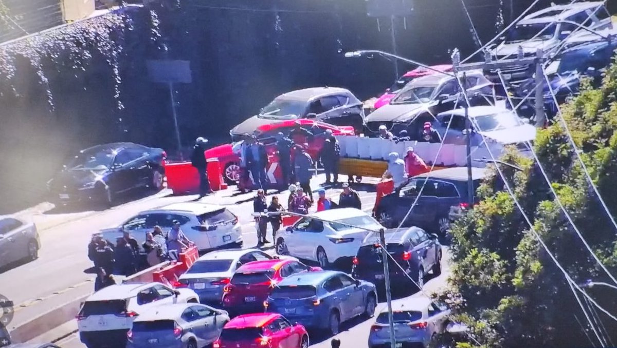 EnlaceTAguilas's tweet photo. #Enestosmomentos
#PrecaucionVial hay #cierre de manifestantes en Puentes de los poetas justo a la altura de @Tec_CSF @pueblosantafe TOMEN PRECAUCIONES! @PORLASAGUILAS @santadfense https://t.co/LUDaKW4L0s
