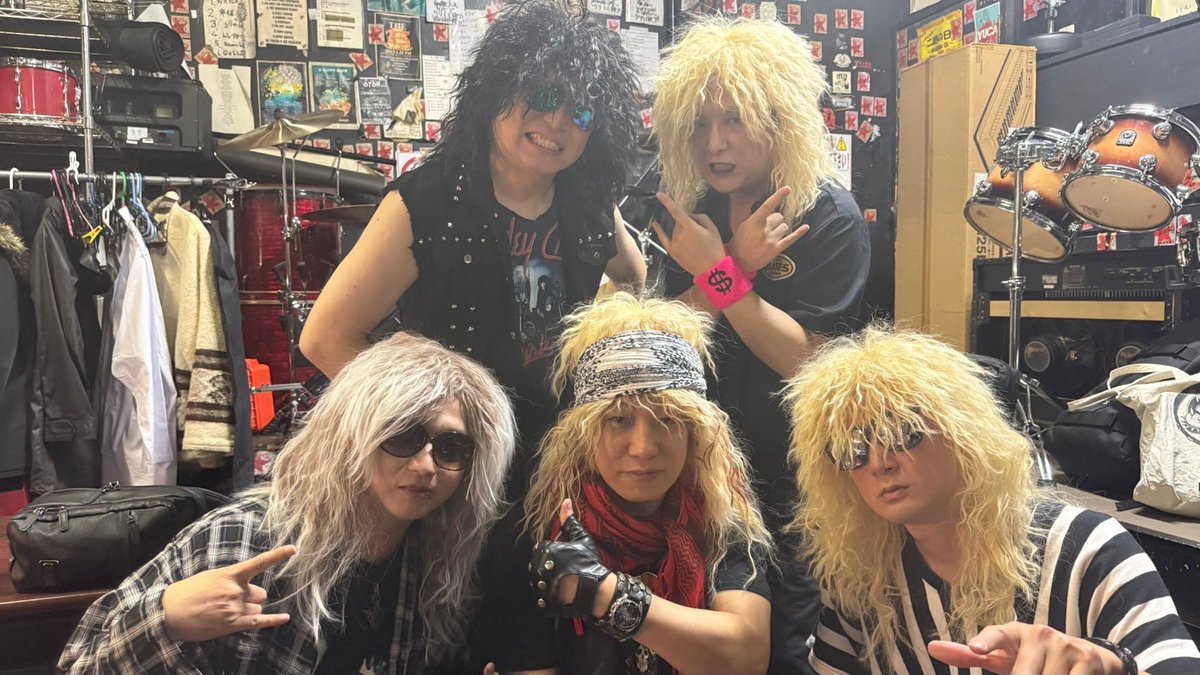 SHOW0327's tweet photo. ヘアメタル研究会会合はなんとか終わりました!
皆様どうもありがとうございましたm(_ _)m
いや〜ズラが吹っ飛んだ時はどうしようかと思いました・・・
スティックには引っかかった残骸がしっかり残ってました(笑)
終演後ドラマー3人で
#ヘアメタル研究会
#Mergefes https://t.co/RF6xvO2aZg