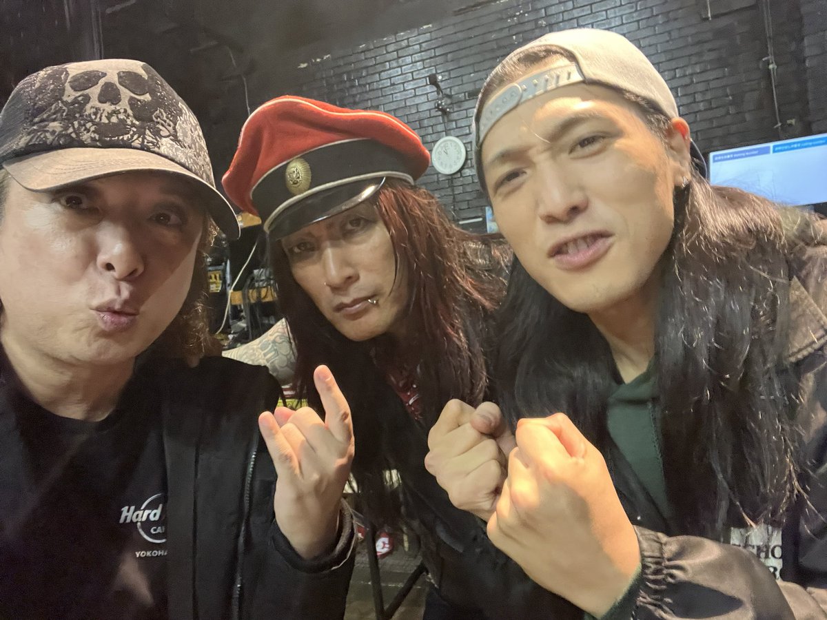 SHOW0327's tweet photo. ヘアメタル研究会会合はなんとか終わりました!
皆様どうもありがとうございましたm(_ _)m
いや〜ズラが吹っ飛んだ時はどうしようかと思いました・・・
スティックには引っかかった残骸がしっかり残ってました(笑)
終演後ドラマー3人で
#ヘアメタル研究会
#Mergefes https://t.co/RF6xvO2aZg