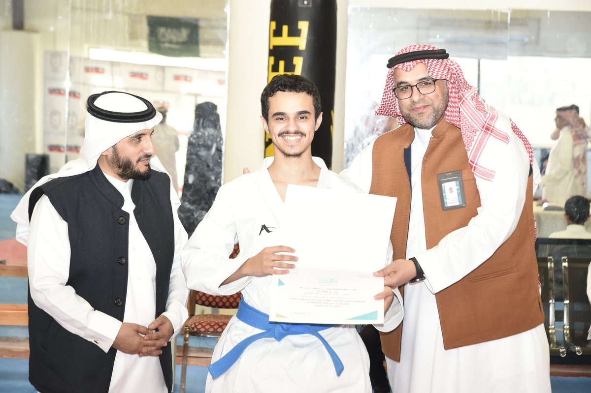 MOE_ARP's tweet photo. #صور |
كرّم المدير العام للتعليم في منطقة عسير، 12 طالباً فائزاً من المرحلتين المتوسطة والثانوية، على مستوى تعليم المنطقة ومحافظاتها، في التصفيات النهائية لبطولة التعليم للدفاع عن النفس، والتي يتأهل فيها الفائزين إلى نهائيات البطولة على مستوى المملكة في المنطقة الشرقية خلال المدة من 7 - 9 / 6 / 1446هـ.
#تعليم_عسير