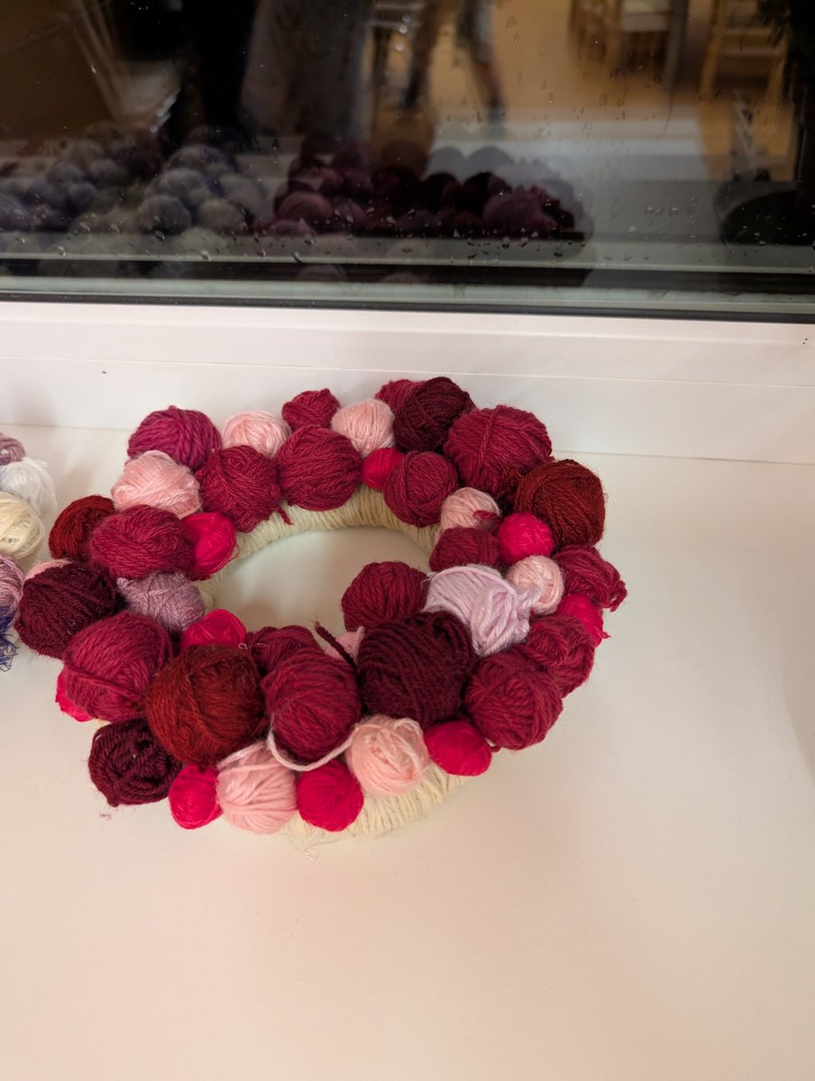 Vecāku darbnīca kā izrādās nozīmē šo. Un tomēr bija ar bērniem. Man nav trāpījies mierīgs/pacietīgs bērns, Citi bērni pārsvarā darbojās ar vecākiem, kamēr manējā revidēja bufeti un ņēmās ar tiem kamoliem zem galda. Es viņu saprotu, man arī šim nav pacietība s 🤦🏻‍♀️