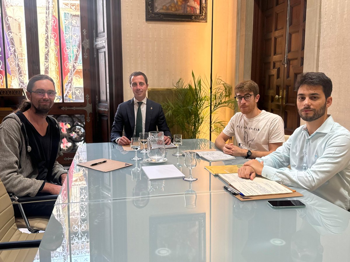 Dimarts 26 novembre ens reunim amb presidencia del Consell de Mallorca per impulsar les propostes de <a href="/Mallorcaxclima/">Assemblea pel Canvi Climàtic de Mallorca 🌿</a>  

Els hem entregat el document de propostes. I ens han mostrat el seu posicionament favorable en treballar i tenir reunions per implantar les propostes.