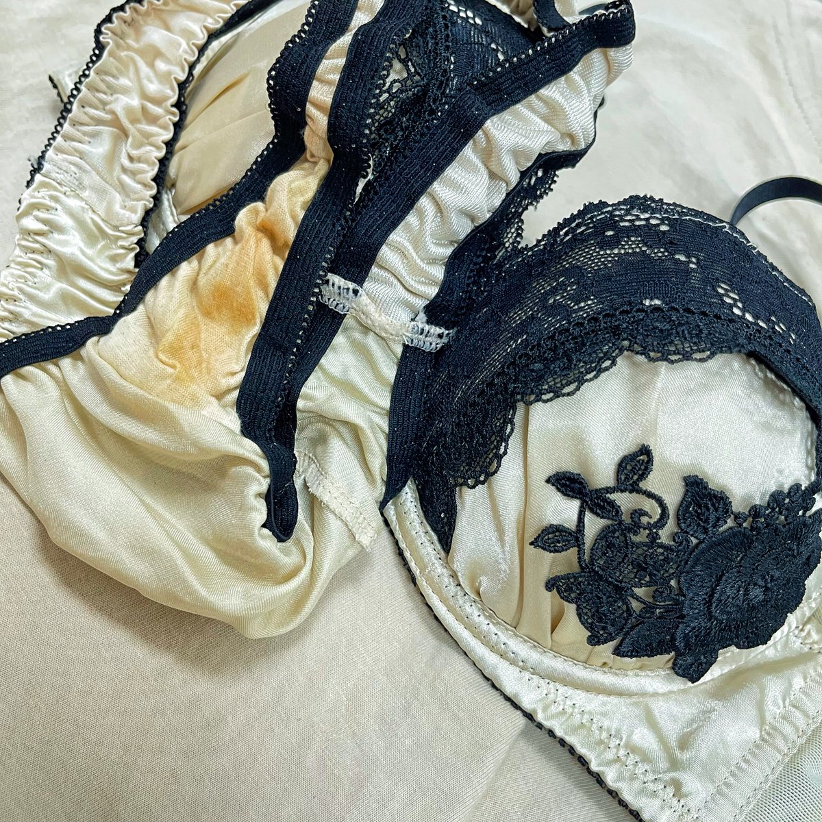 #稀有招財香檳黃
獨特的套裝色 搭配緞面
涉谷辣妹來著了吧 😆

駕馭得出他的特色以及成熟慾望感
熟女成套農
非他莫屬
#穿多日的 愛多日一定要入手
出貨送；
依依內褲1
依姐內褲1
依媽內衣2
🟰購買要私ㄌㄞ、$985fwtiz
因為推特會吞訊息🙏🏻 https://t.co/6J9lGZ68ze