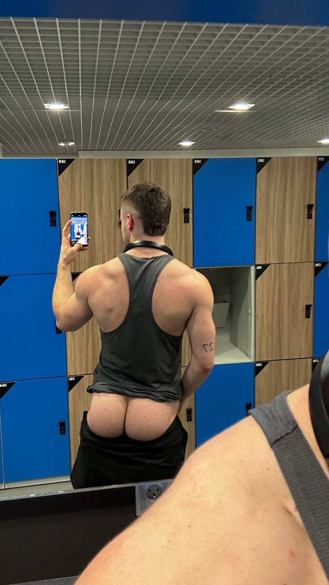 Peek-a-boo 🍑 

onlyfans.com/suxje