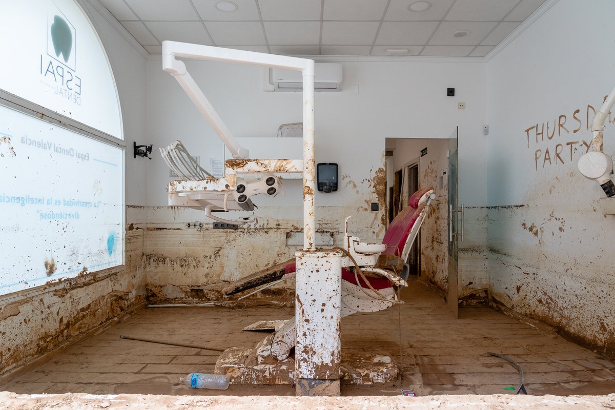 Paiporta, gairebé trenta dies després. 
Fil d'indrets de Paiporta. 

Res del que estava a menys de dos metres d'alçada s'ha salvat. Res. Ni habitatges ni comerços ni garatges.