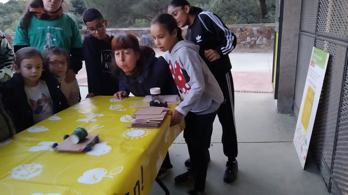 AjuntamentSVH's tweet photo. 🌬️ Un grup de nens i nenes van descobrir les Joguines eòliques al Parc del Pi Gros, una activitat dins el cicle #JugatecambientalAMB

 #JugatecaPiGros #parcsmetropolitans #parcsplatgesAMB #SantVicençdelsHorts @parcsplatgesamb @jugatecambientals https://t.co/q3EkjoTsiV