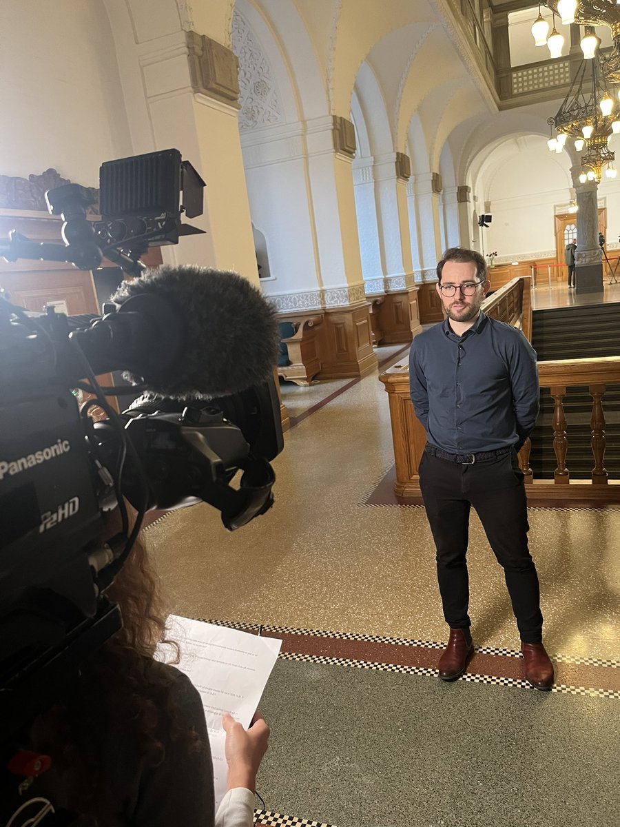 alexanderryle's tweet photo. Staten skal ikke forbyde 17-årige at være på sociale medier.

Det er ikke længe siden, at regeringen hævede aldersgrænsen for sociale medier fra 13 til 15 år – et forslag, som Liberal Alliance stemte imod. Nu er der fremsat et borgerforslag om at hæve grænsen til 18 år, og vi er stadig imod.

Det betyder ikke, at vi ignorerer de problemer, som overdreven brug af sociale medier kan skabe for både børn og voksne. Men forbud er ikke løsningen. Sociale medier kan nemlig også bidrage med meget positivt:

Sociale medier giver unge mulighed for at danne netværk, holde kontakten med venner og få adgang til vigtig information. Ifølge Børns Vilkår kan sociale medier også have en positiv betydning for sårbare unge, der finder støtte og fællesskab online.

Ansvaret for at skabe sunde skærmvaner bør først og fremmest ligge hos forældrene – ikke staten. Det handler om alt fra at sætte klare skærmtidsgrænser til at vise interesse for barnets digitale liv.

Børn og unge bliver aldrig digitalt dannede, hvis vi vælger forbud frem for oplysning og opdragelse. Vi gør dem en bjørnetjeneste, hvis vi afskærer dem fra muligheden for at bruge sociale medier, indtil de er blevet voksne.

En højere aldersgrænse risikerer også at gøre mere skade end gavn. Unge vil blot finde omveje som at lyve om deres alder eller bruge VPN-tjenester. Det vil underminere andre sikkerhedstiltag, der skal beskytte dem mod ulovligt og skadeligt indhold på nettet.

Det er blevet populært at give tech-giganterne skylden for alt muligt. Men vi må huske, at vi også selv har et ansvar for at skabe gode skærmvaner og benytte de forældrekontrolfunktioner, som platformene stiller til rådighed. 

#dkpol