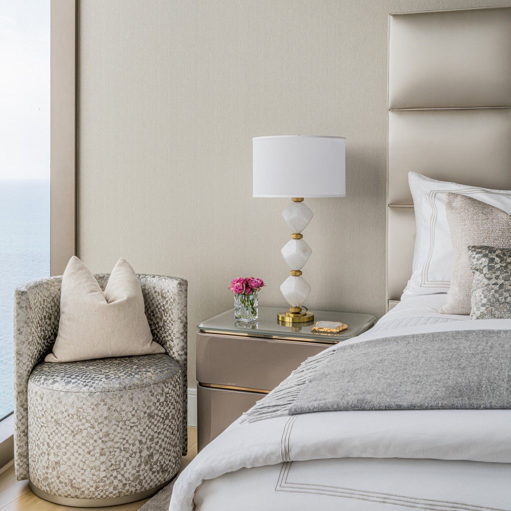 FineArtHL's tweet image. An opulent bedroom designed by Steven La Fonte features our Natural Inspirations Table Lamp, perfectly blending light and style in refined harmony.

Interior Design: @stevenlafonte
Photo Credit: @venjhaminreyes

 #HandmadeInUSA #UniqueArtistry #interiordesigns