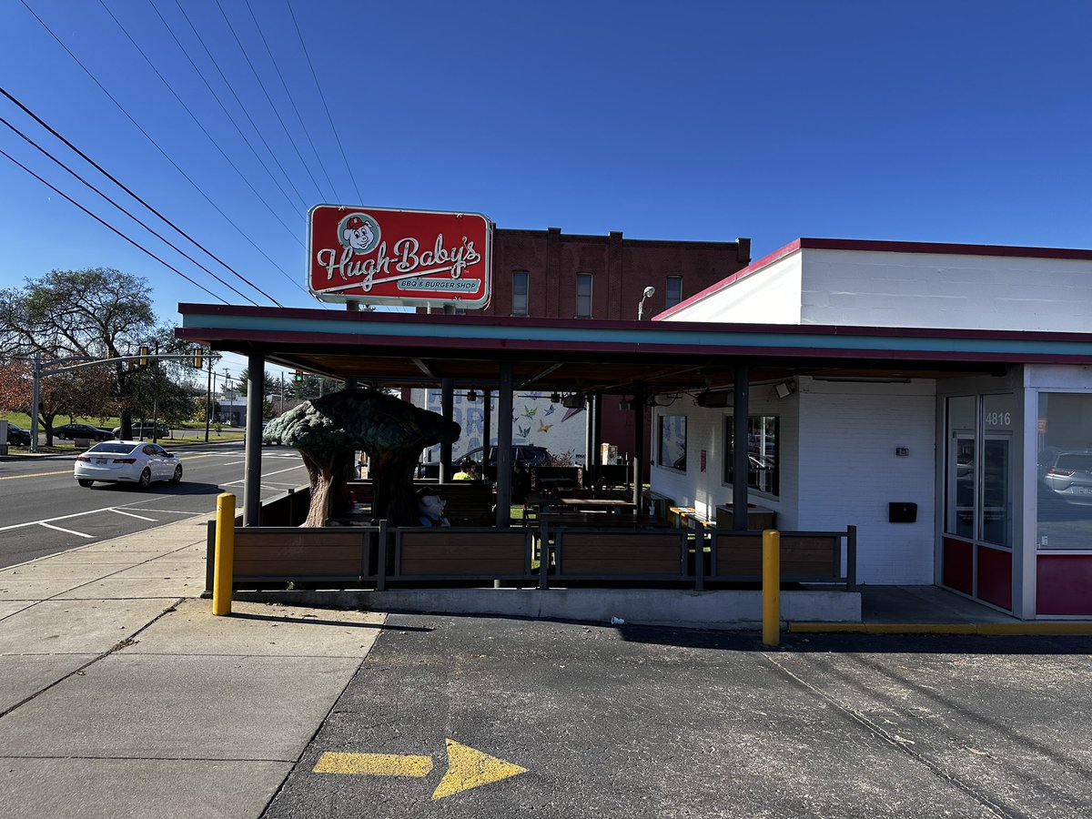 TomandBunny's tweet image. Found the best burgers in Nashville today.  Hugh Baby’s on Charlotte. BOMB 💣 

#hughbabys #bestburger #bbq #nashville