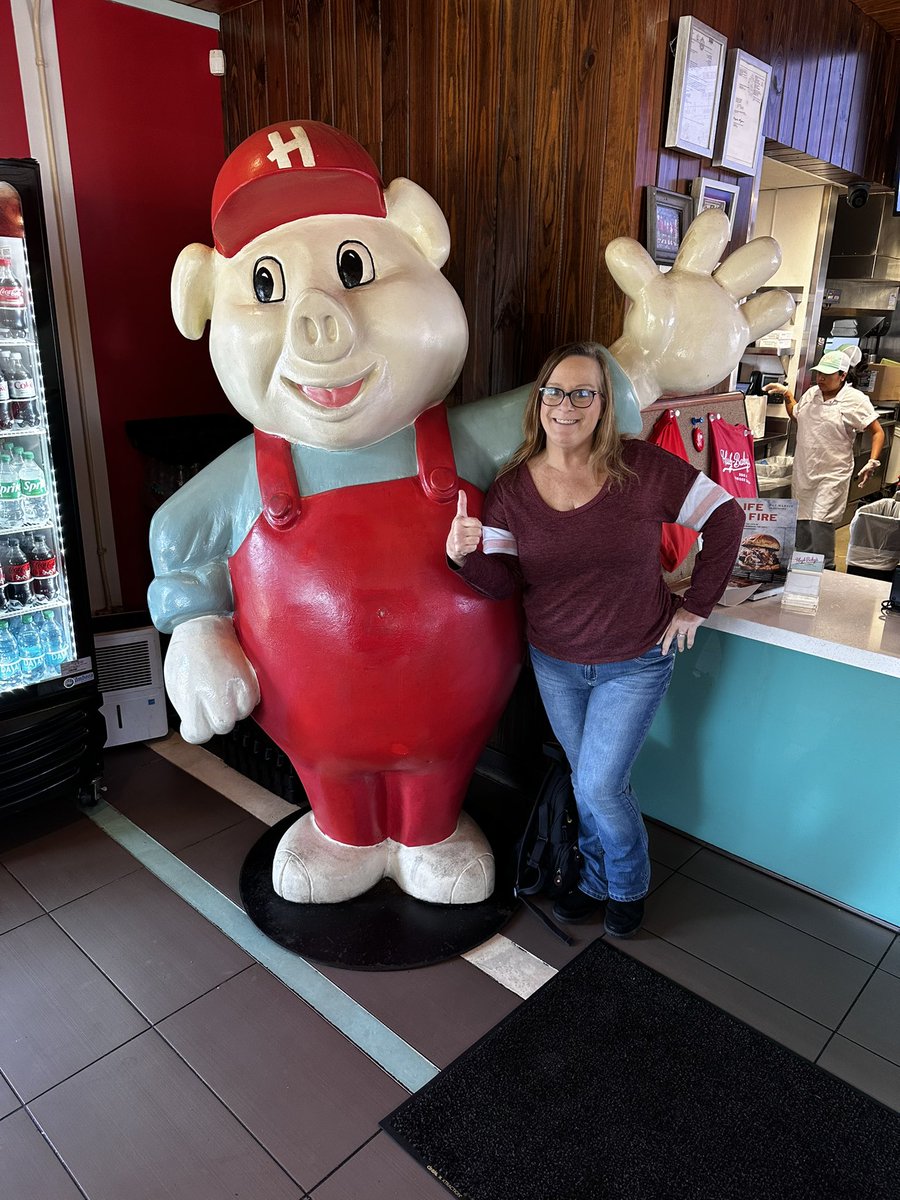 TomandBunny's tweet image. Found the best burgers in Nashville today.  Hugh Baby’s on Charlotte. BOMB 💣 

#hughbabys #bestburger #bbq #nashville