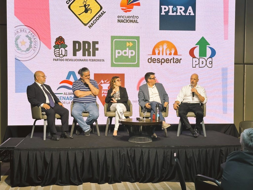 Participando en Asunción del Seminario Internacional "Diseñando la Reforma Electoral" organizado por académicos y partidos de 🇵🇾 en representación del Grupo inv. <a href="/CpoliticaUBA/">Ciencia Política - UBA</a> "Elecciones, Reforma Política y Observación Electoral".

Una buena oportunidad de cruzar a colegas🇵🇾🇲🇽🇺🇾