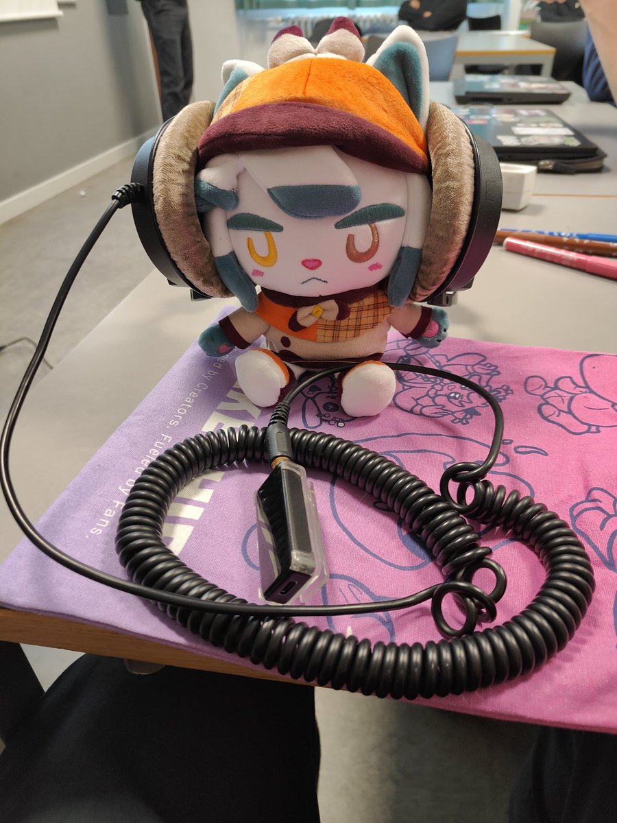 Finally got the new <a href="/YonKaGor/">YonKaGor 💛🤍💜🖤</a> plush, and he vibin'