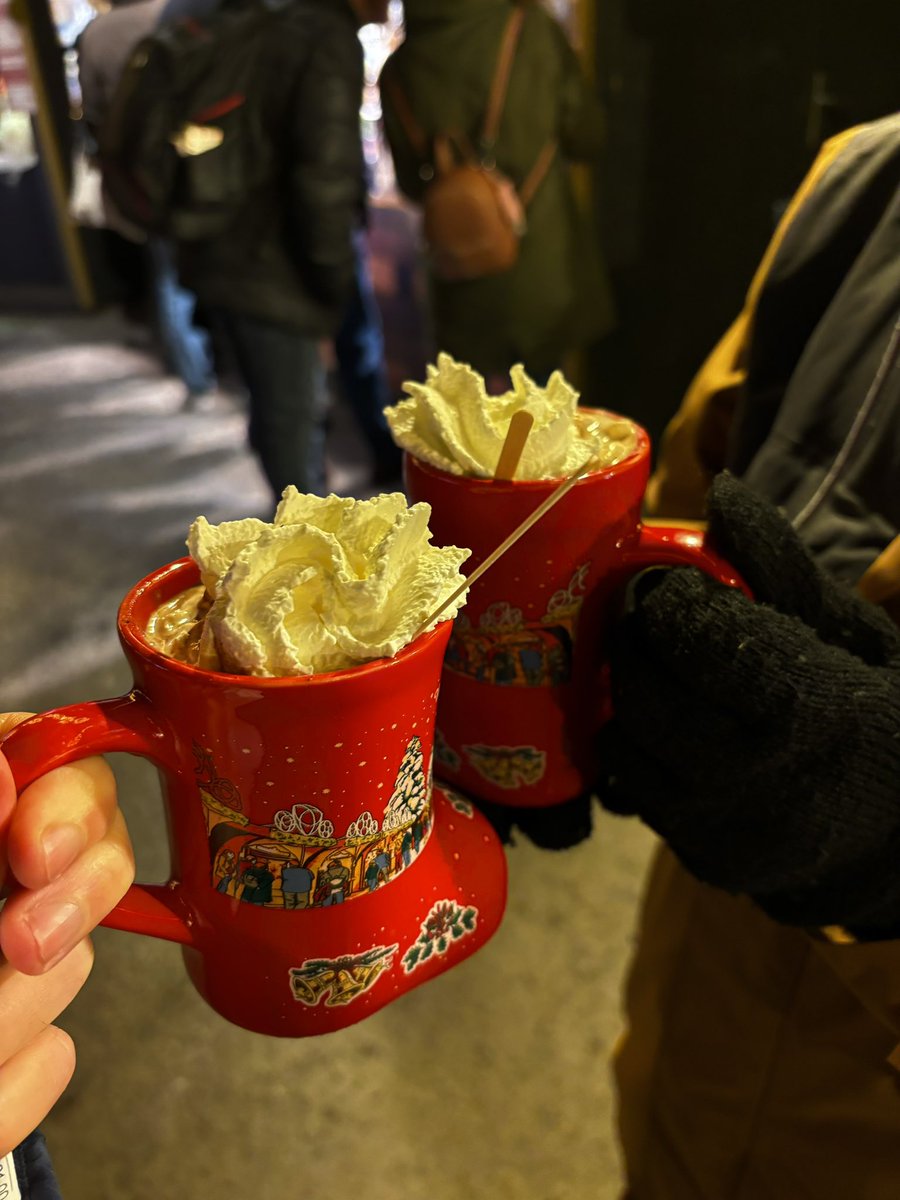 danithrones's tweet image. 🎄🎅🏼 ¿Mercadillos navideños en Viena con tu novio? Insuperable🎄🎅🏼💙