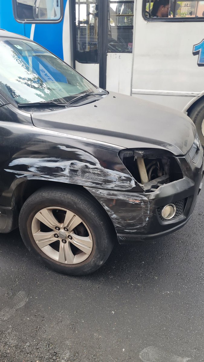 ManenaU's tweet photo. Nos acaba de chocar un bus en La Plaza Dañin y Nicasio Safadi, mi mamá manejaba y yo salía de solca OPERADA! El bus se dio a la fuga al ver tres mujeres solas! por favor ayuda!  @ATMGuayaquil @ATM_Transito @alcaldiagye RT @FranFerreroMD @Man__ena__ @bita_borja @manuelbergher @Man__ena__ @AlbertoFrancoL @alejandrovaras @GeancarloMu